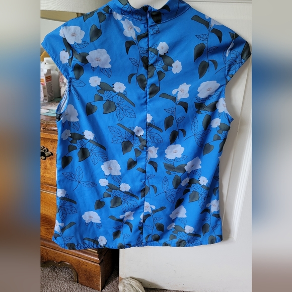 Lightweight sleeveless blouses with flowers. - Picture 2 of 4